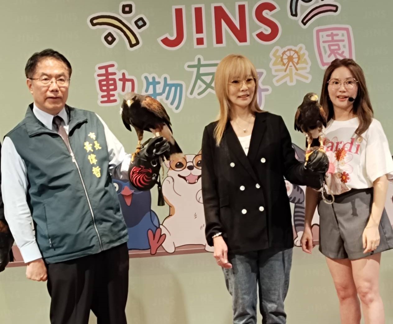 日本銷量第一眼鏡品牌JINS用回收眼鏡創作出一座「動物友好樂園」10月8日在新光三越台南西門店開展