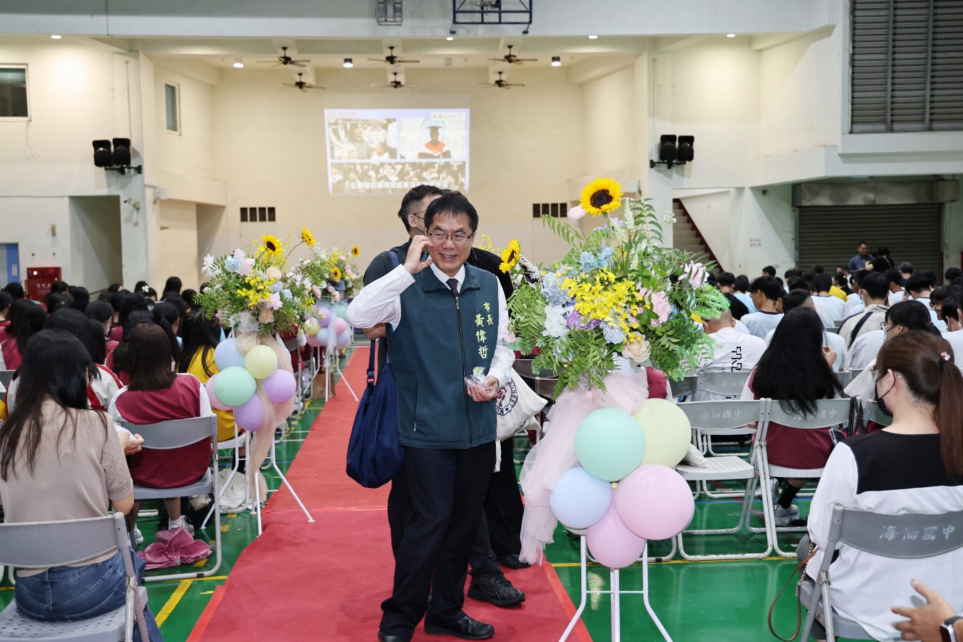 黃偉哲冒雨參加三校畢典 鼓勵學子勇敢追夢