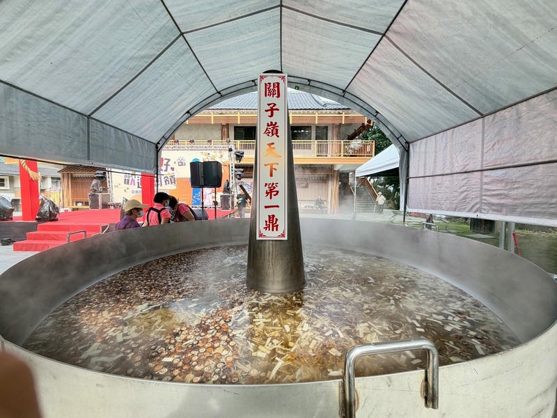 2025臺南關子嶺溫泉美食節今(25)日熱鬧開幕 重磅回歸「天下第一鼎」香菇雞湯吸引千人共饗