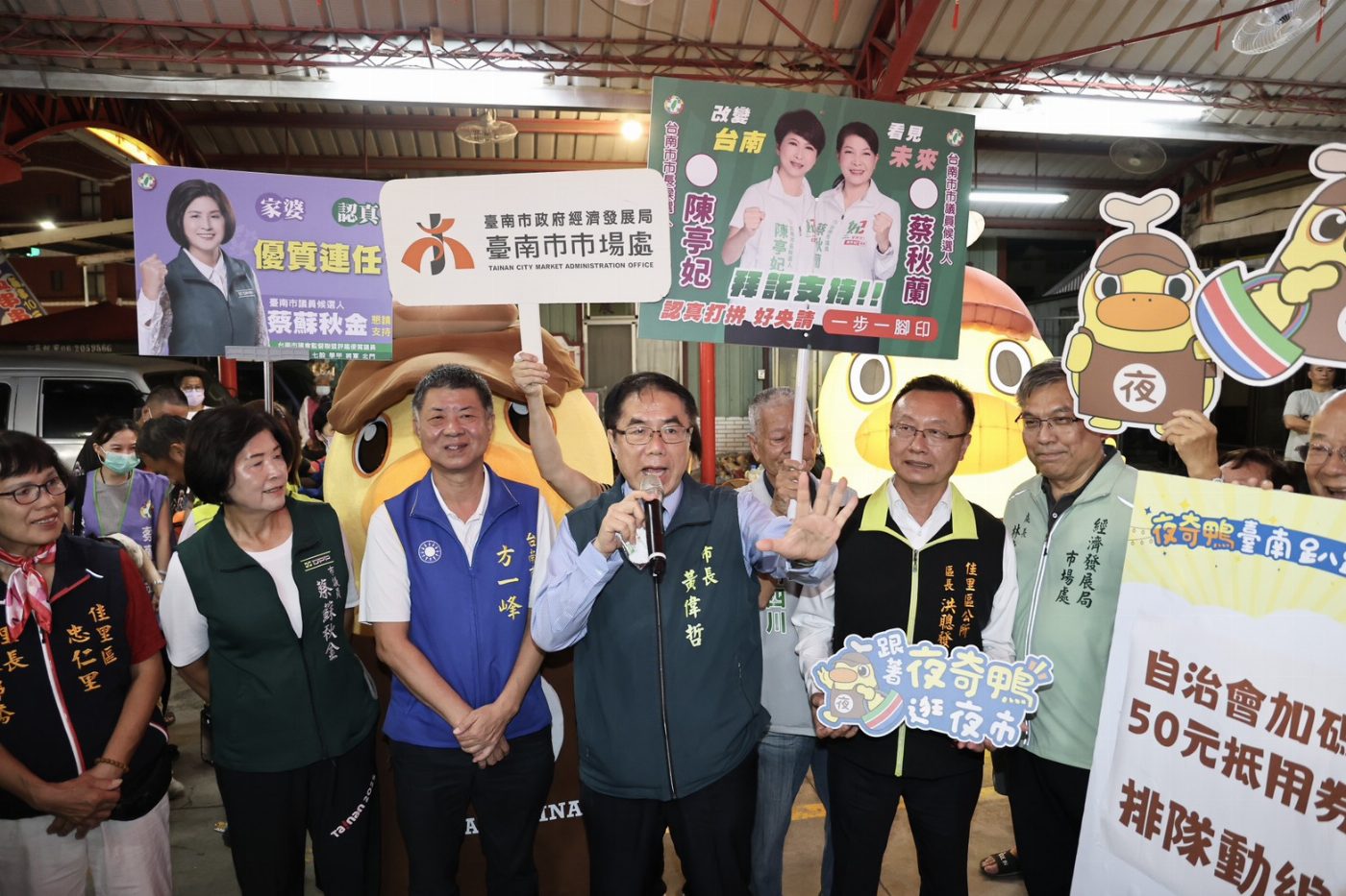 「夜奇鴨」巡訪佳里夜市：黃偉哲邀民眾共慶中秋，搶推在地庶民美食魅力
