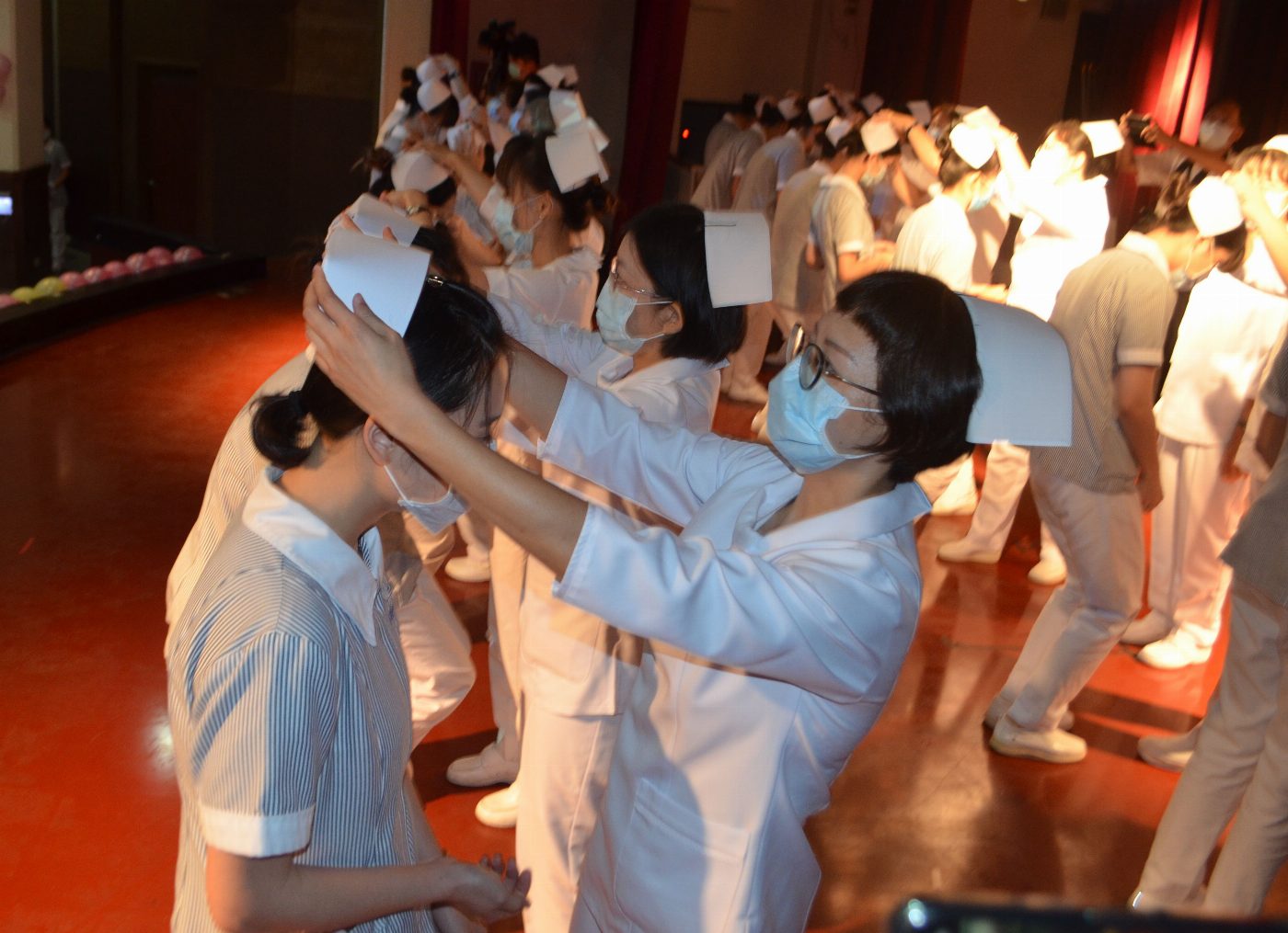 中華醫事科技大學護理系28日舉行加冠傳光典禮