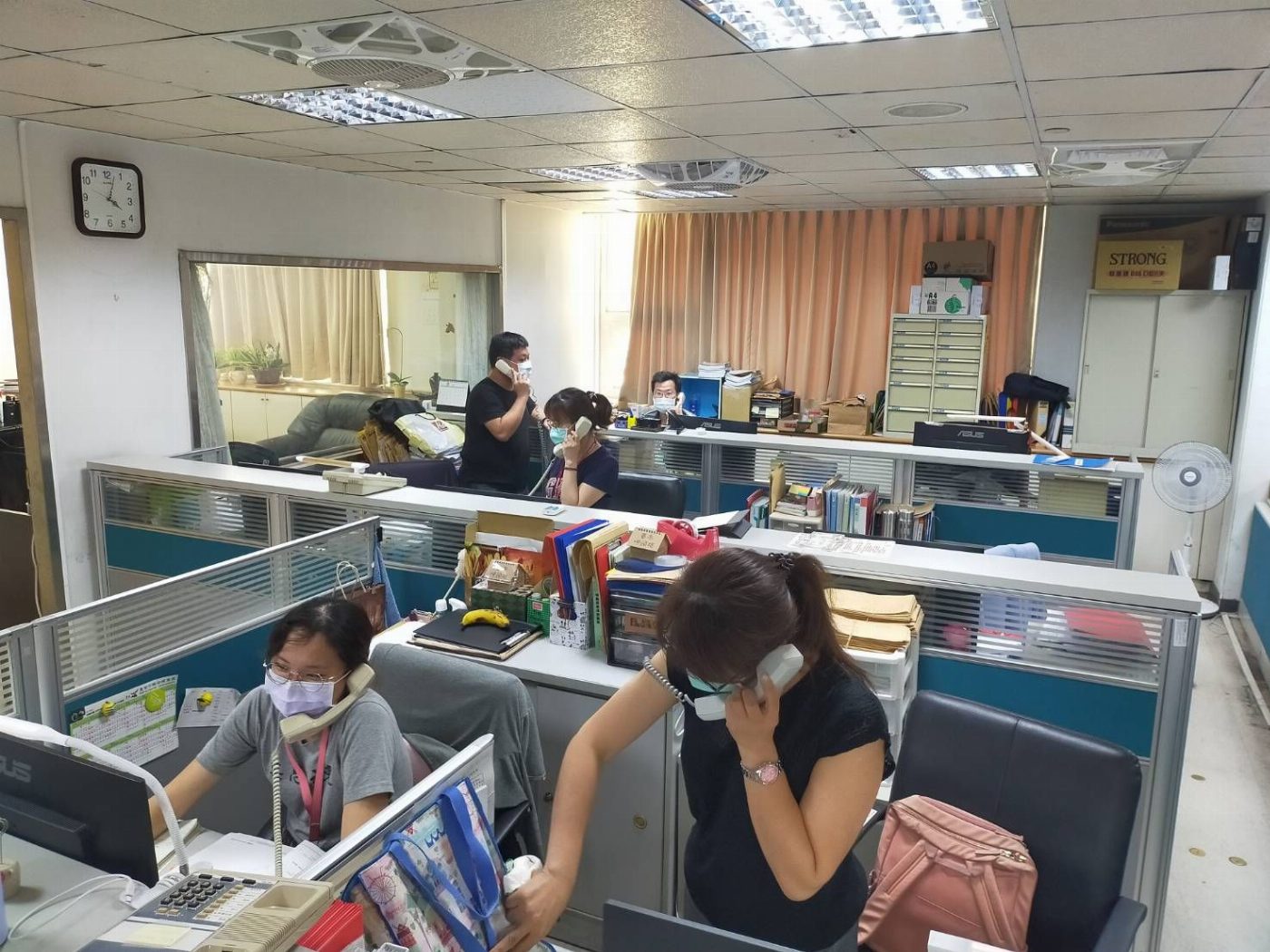 疫情持續飆升中央緊急宣佈全國各級學校及公私立幼兒園停止到校上課 南市勞工局加強宣導「防疫照顧假」及因疫情「停止營業之薪資」等防疫勞動權益