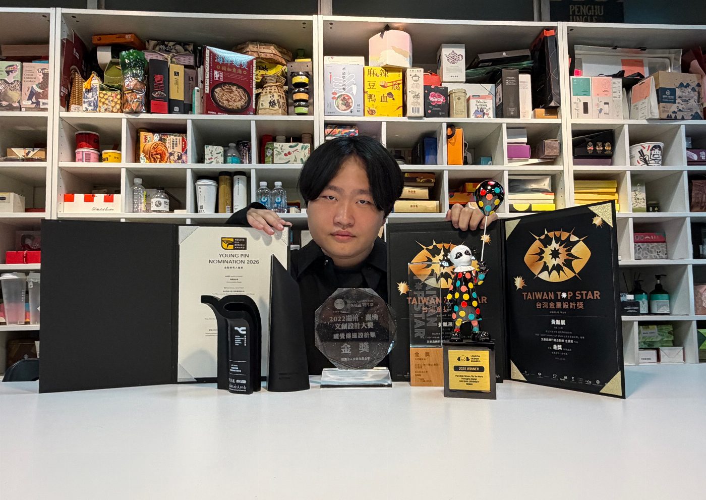 崑大視傳系黃胤展以設計翻轉人生 國內外競賽豐收 畢製金獎加冕