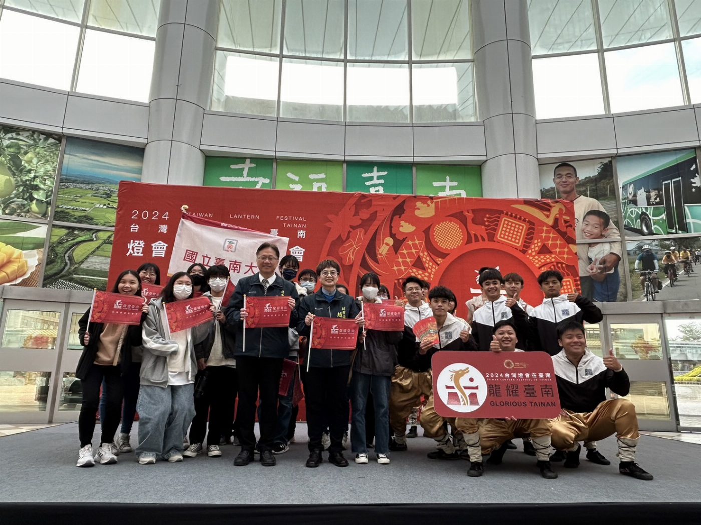 南大學生投入2024燈會志工活動，一起龍耀臺南