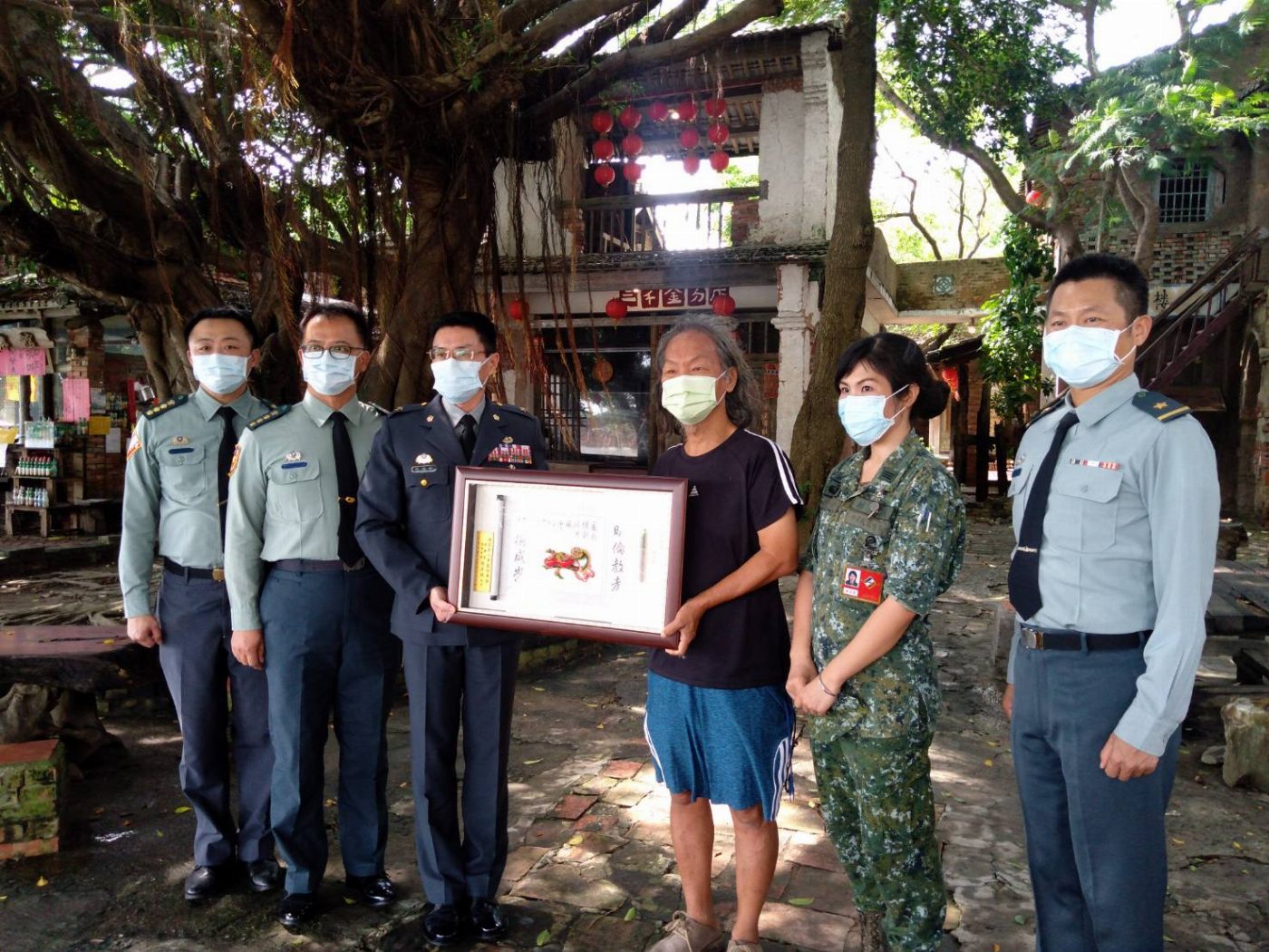 陸軍四三砲指部來台南學甲老塘湖藝術村表揚模範父親藝術家匡乙