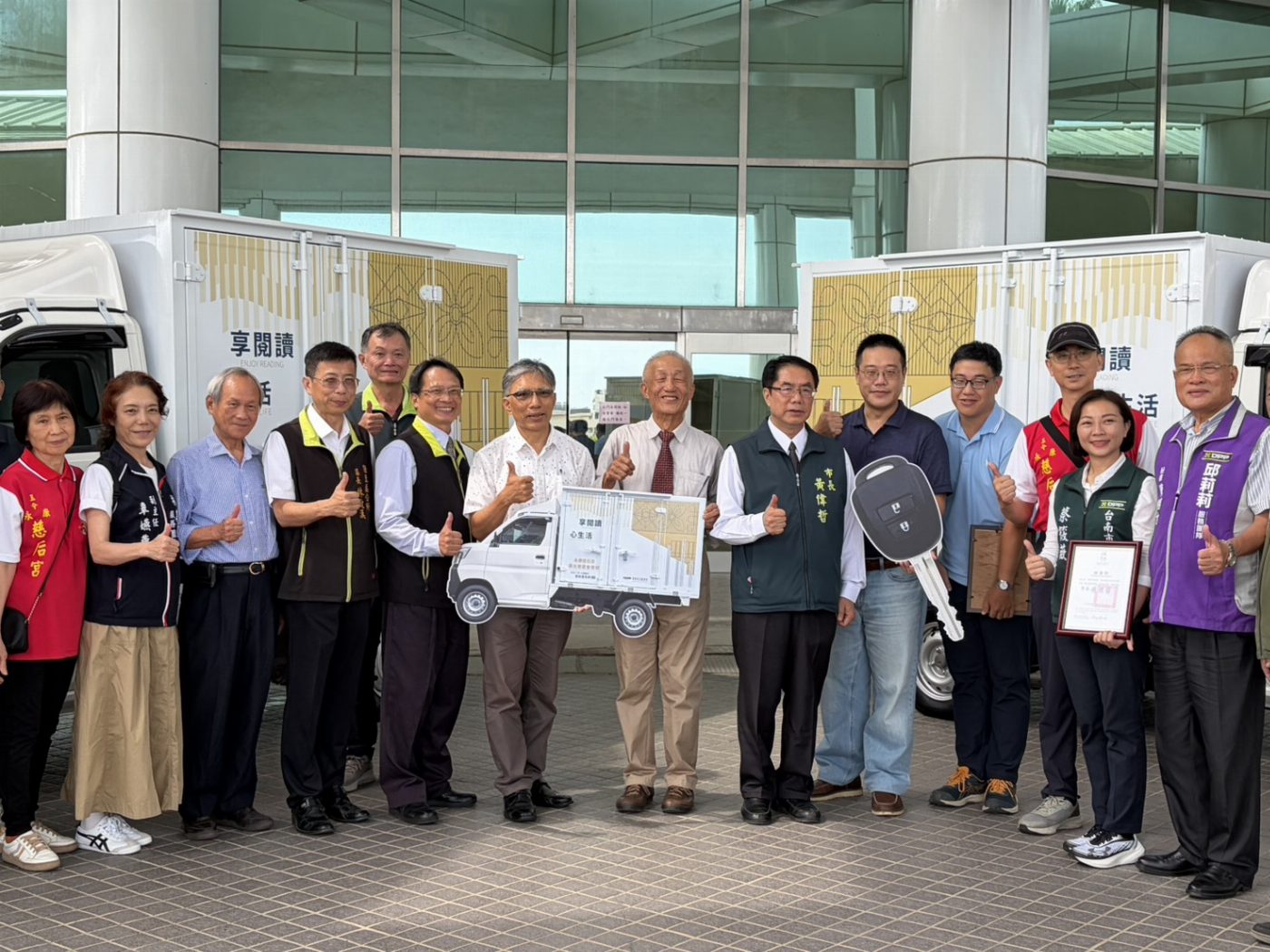 延續摯愛教育精神　陳榮凱捐贈2台圖書通閱車　攜手打造書香臺南