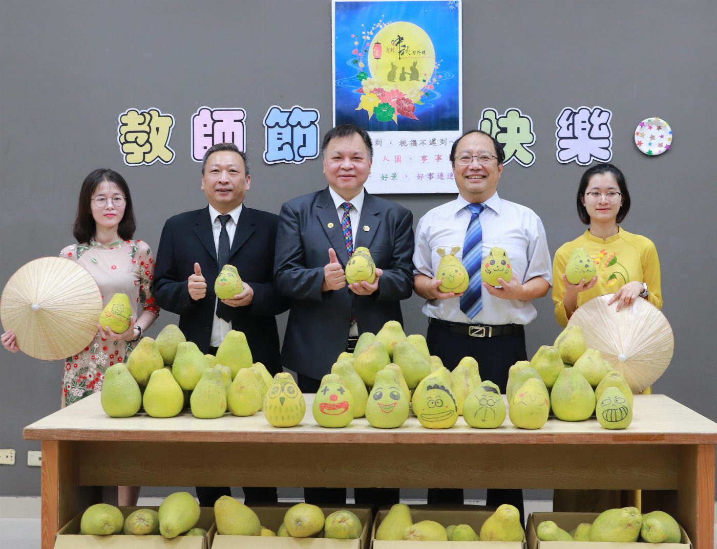 臺南市驗光生公會贈中華醫事科大文旦柚 500顆   教師節敬師並慰藉外籍生提早歡度中秋