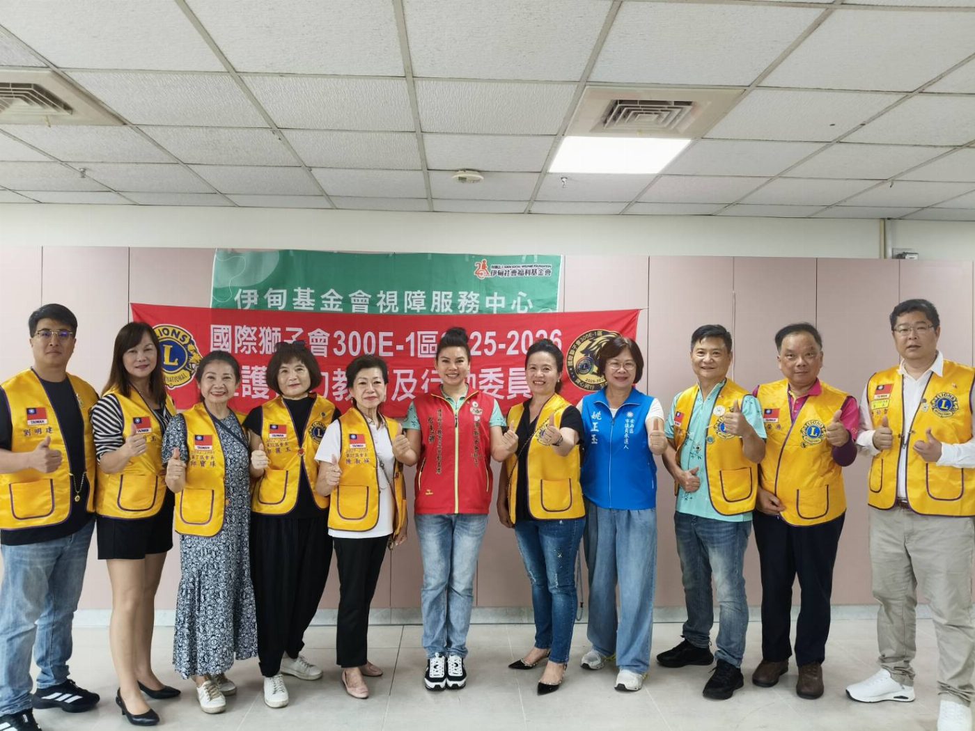 國際獅子會300E-1區－維護視力教育及行動委員會會友29日在台南視障重建中心「捐贈20萬」支持伊甸基金會，購置白手杖及偏光鏡，協助視障行動與視覺輔助自理生活。