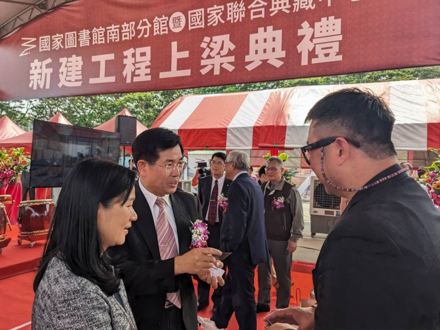 南臺科大獲邀出席國圖南館上梁典禮 見證大南方地區圖書資訊發展的嶄新里程碑