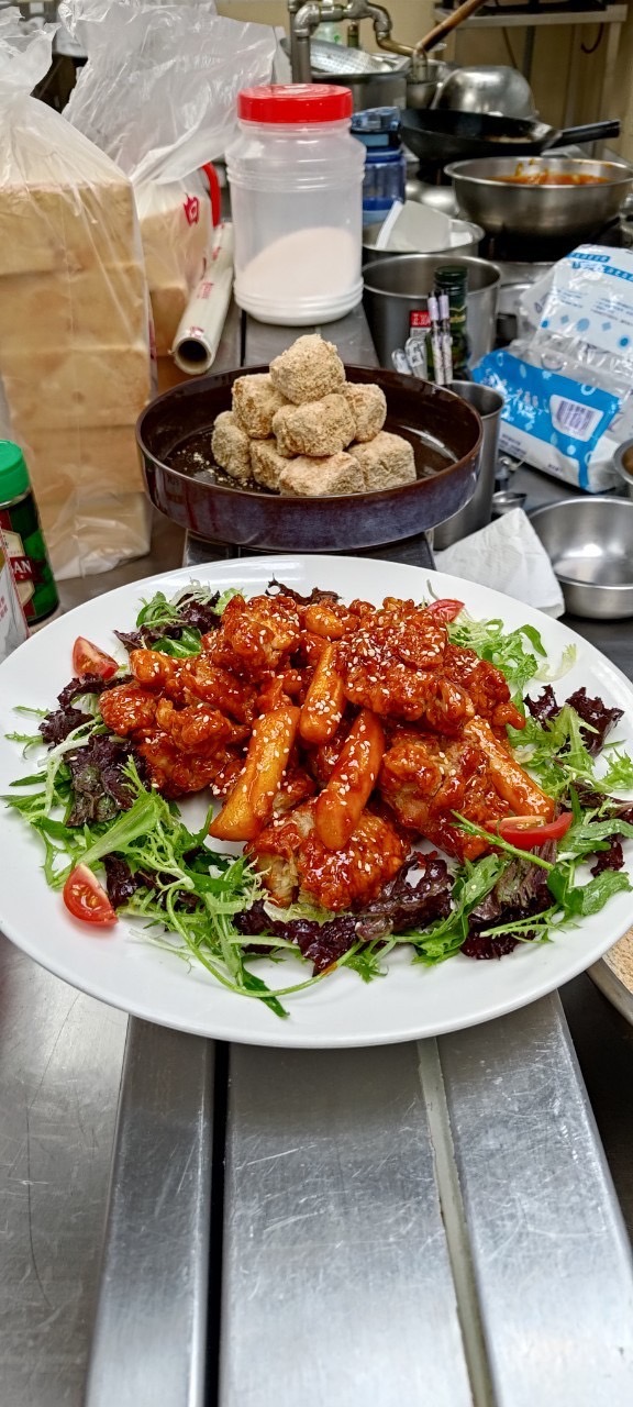 多元實作體驗課程 引導餐飲學涯興趣  台南應用科大餐飲系攜手夥伴學校 開啟技高端學生職涯探索之旅