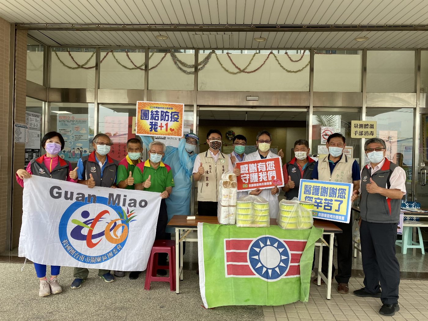 救國團挺醫護致送熱騰騰便當至關廟區衛生所和吉安醫院