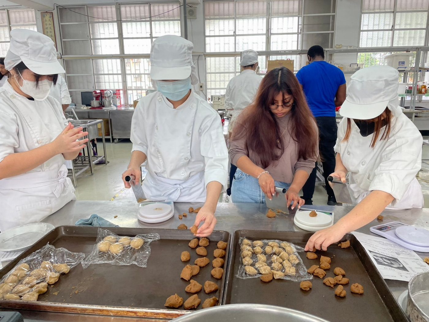 崑山科大外籍生與玉井工商互動交流 手作台南傳統點心拓展文化新視界