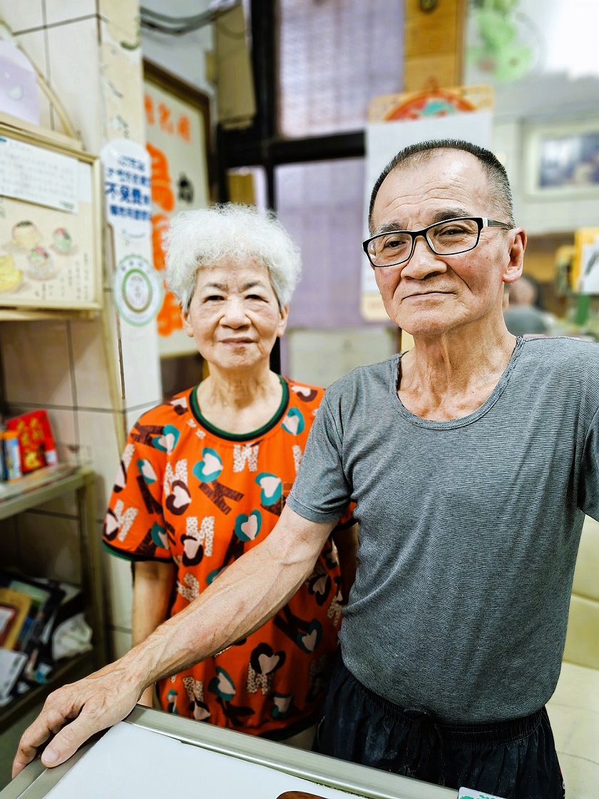 1._百珍麵包蛋糕由張錫本與張蔡貴夫婦合力經營，兩人也是店內的活招牌。（張耘書拍攝) (1)