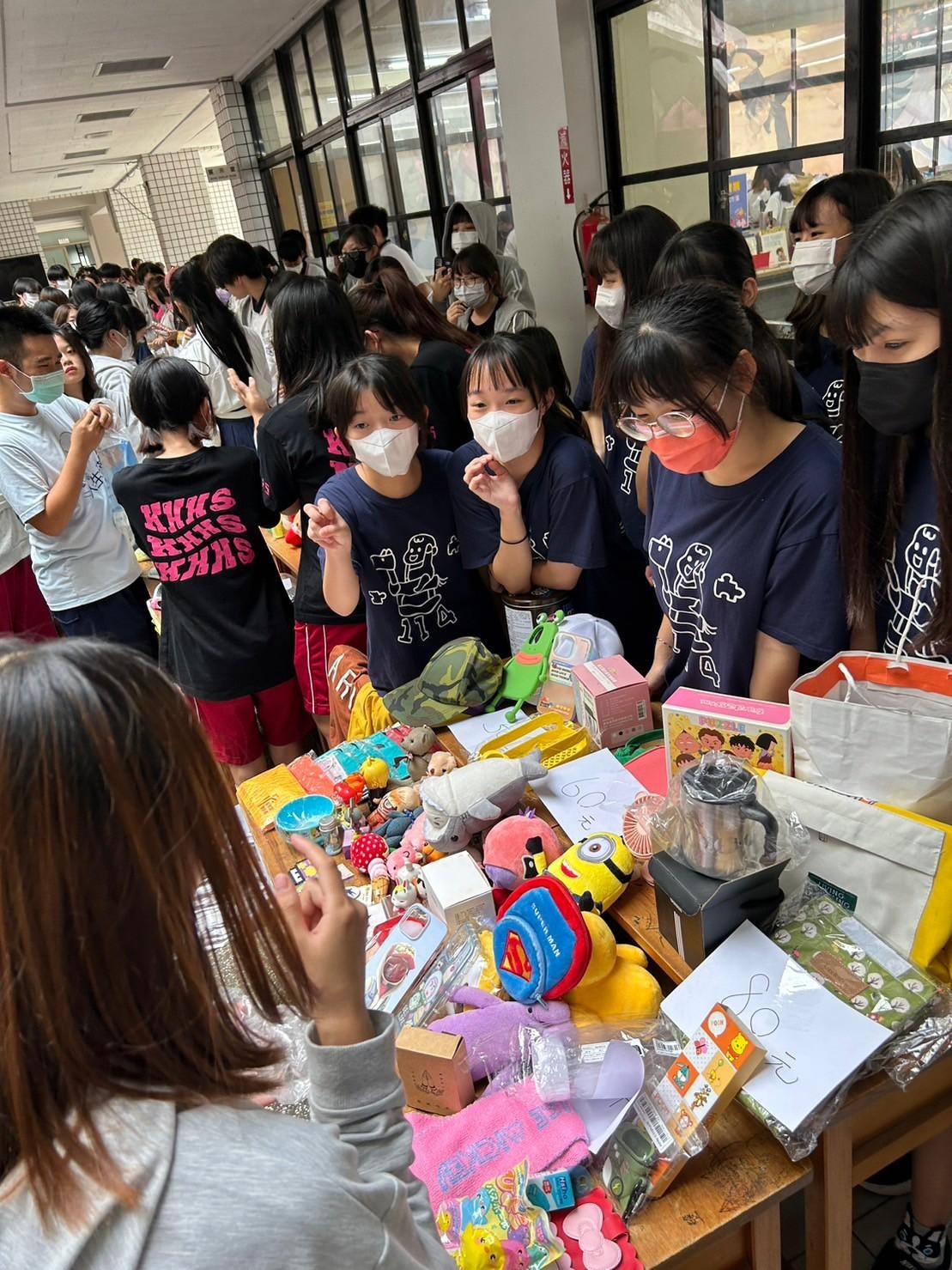光華高中愛心二手市集「集愛送暖、為愛募資」