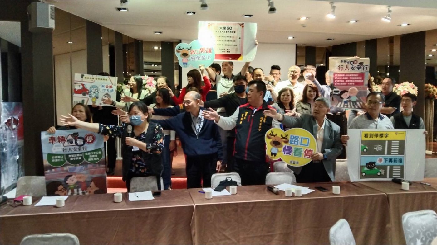 臺南監理站與遊覽車客運業者共同辦理路口停讓宣導活動，齊心為行人安全努力