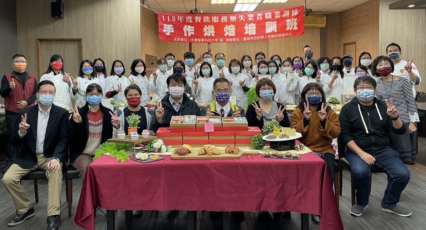 中華醫事科大手作烘焙培訓班結訓 26位學員端出各式烘焙點心麵包展現學習成果