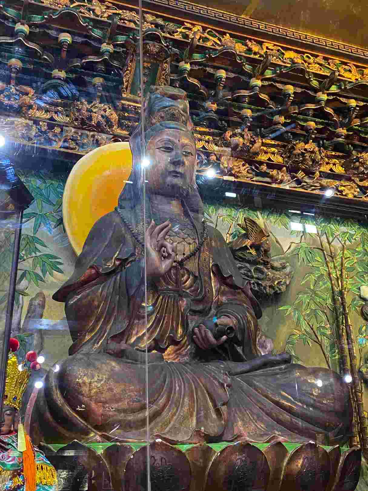 三寮灣東隆宮常務董事侯明舜為觀世音菩薩泥塑神像重新粉刷讓其神光煥發