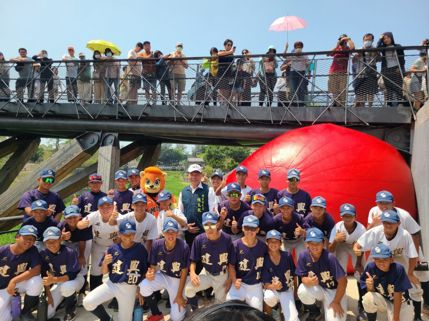 紅球降臨竹溪公園月見橋 體育局陳良乾局長帶領臺南棒球隊擊出紅不讓