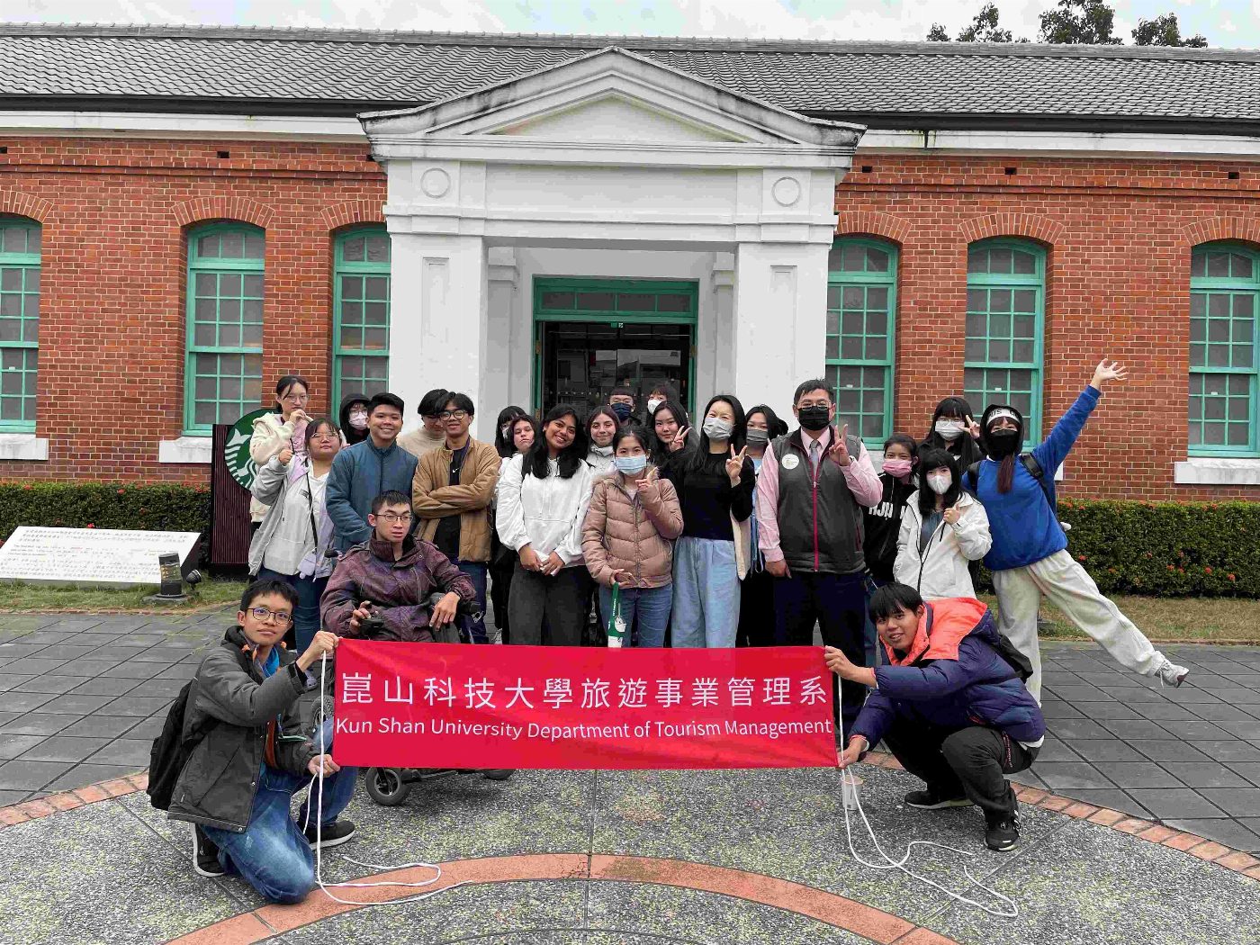 崑山科大師生乘電巴遊府城 體驗低碳旅遊與古蹟文化