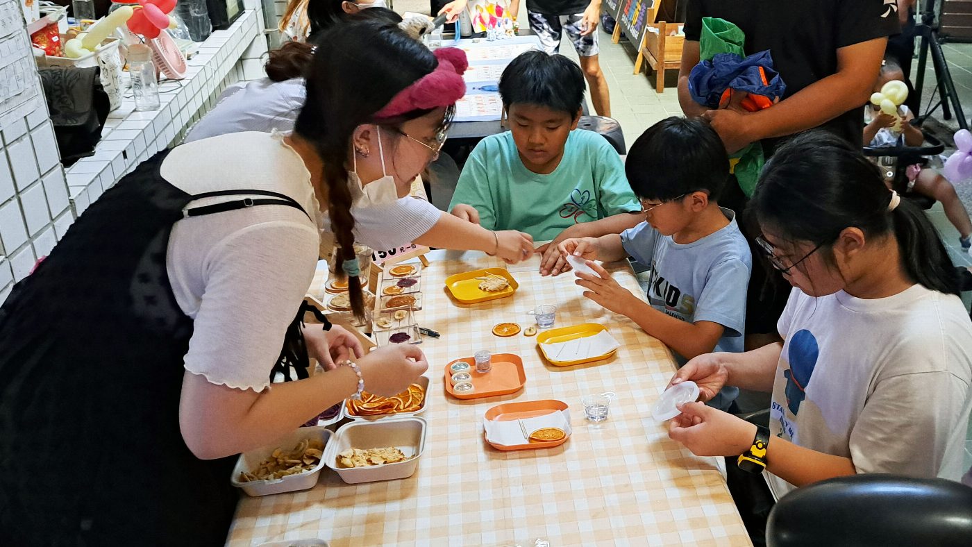 南臺科大運用教育部大學社會責任計畫USR「點亮左鎮相放伴－創意生活加值計畫」 學生參與歪腰市集活動設計圓滿成功
