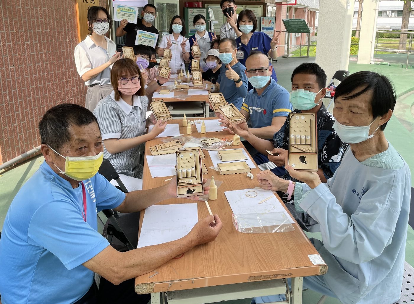 胸腔病院提前慶祝母親節 邀請病友動手做紀念品