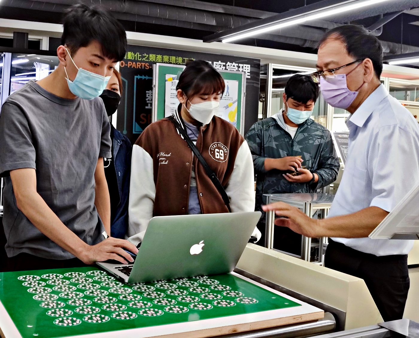 崑山科大電子系攜手友校培育技優人才 車用類產線實作擴散教學效益