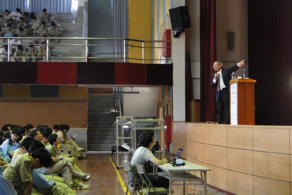 成大校長黃煌煇與台南一中學弟相見歡，暢談「我與水」