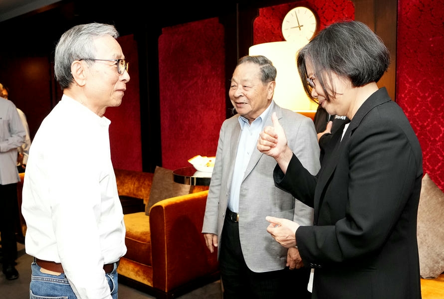 首演感動再爆發！《人間條件四》結局震撼人心 觀眾淚崩 前總統蔡英文驚喜現身觀戲