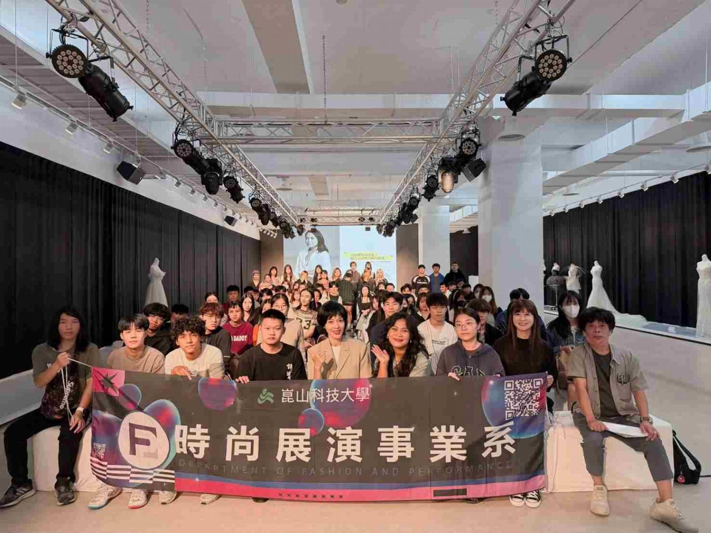 把熱愛變成專業  影視名師王雨薇現身崑山科大時尚系  揭秘跨界攝影心法