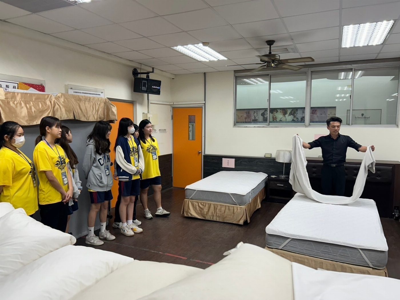 南應大旅館系攜手台南高商「觀光一起玩旅館‧學英文」  學習英語不用怕！融入旅館實務課程動手做