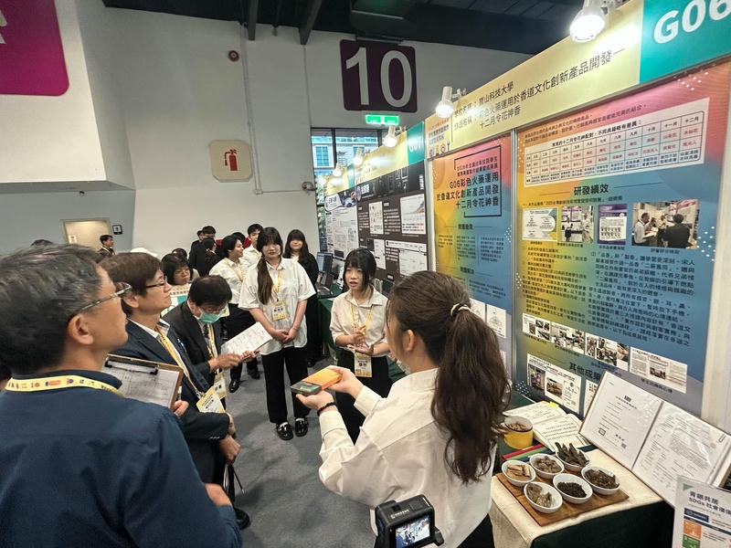 09.商業類群由企管系蔡宛妡、張玲、蔡惠娟同學向委員講解作品