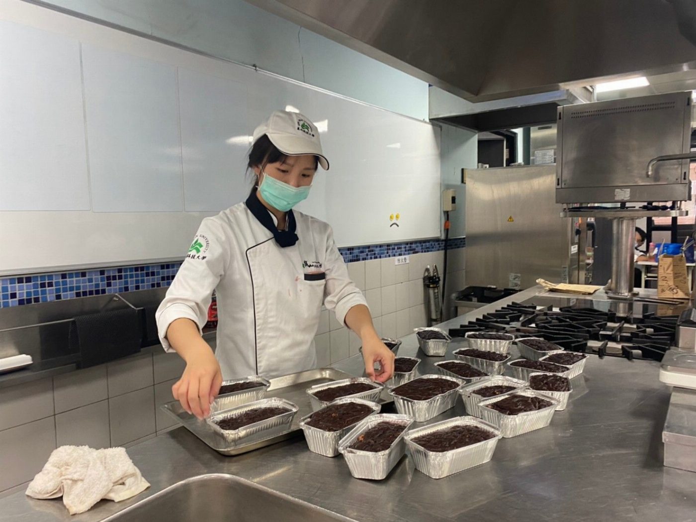 崑山科大餐飲系「布」警為「尼」回饋社會 製作甜點感謝無名英雄