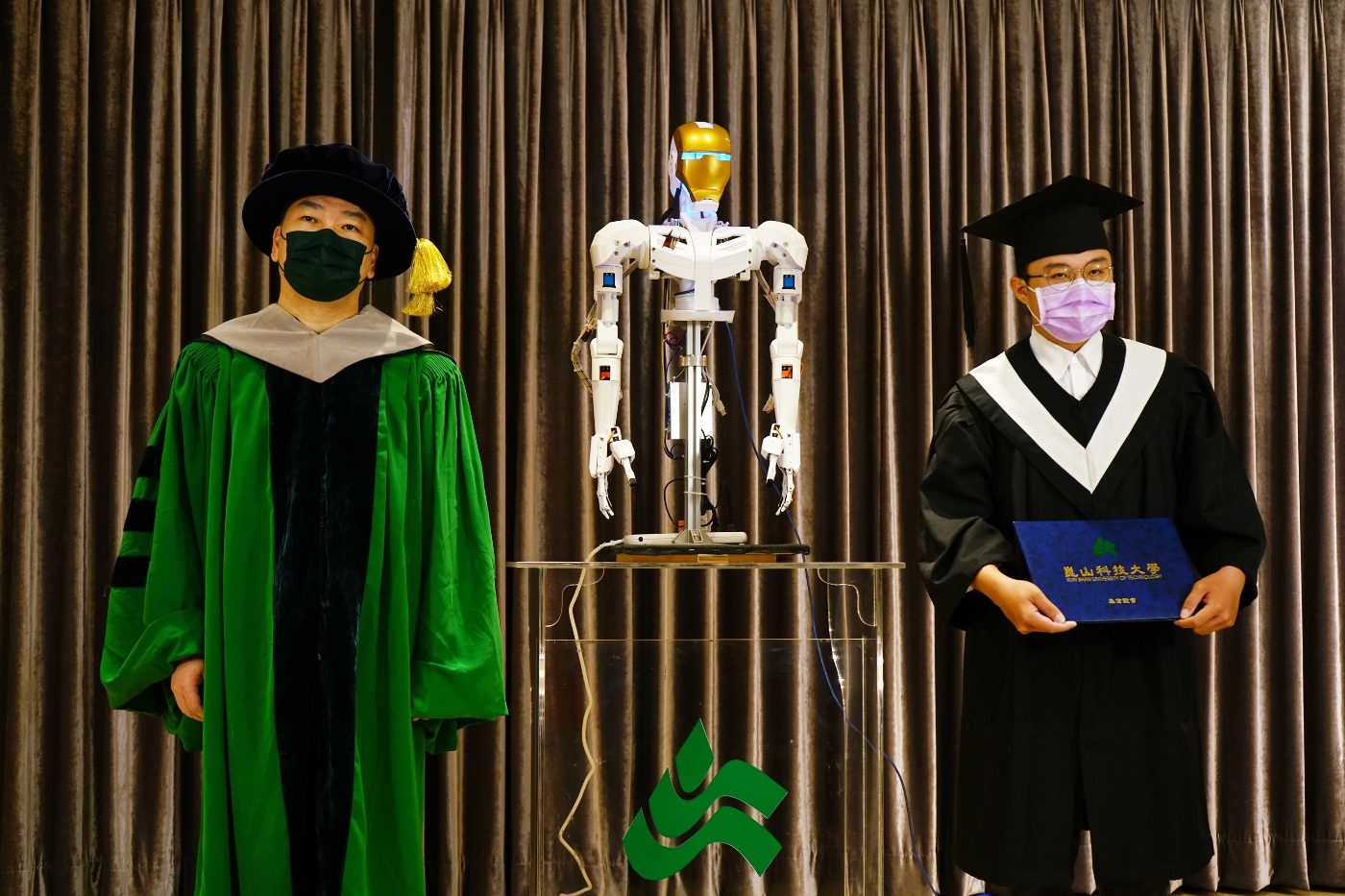 崑山科大線上畢業典禮名人送祝福 仿生機器人頒證、撥穗