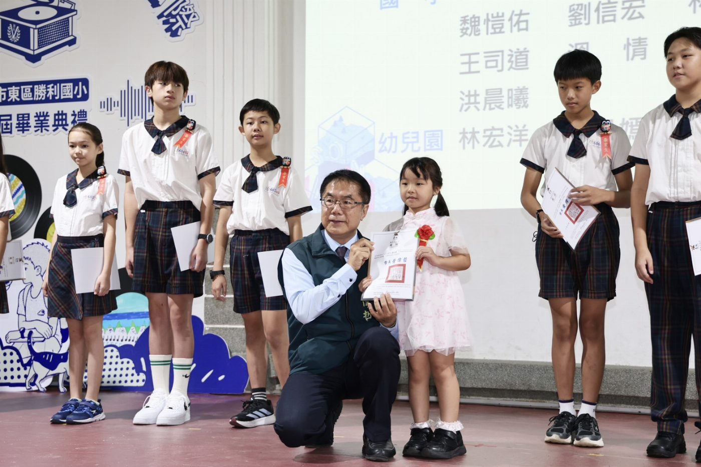 市長黃偉哲奔忙參加多所國小畢業典禮 勸學子勇敢面對未來挑戰