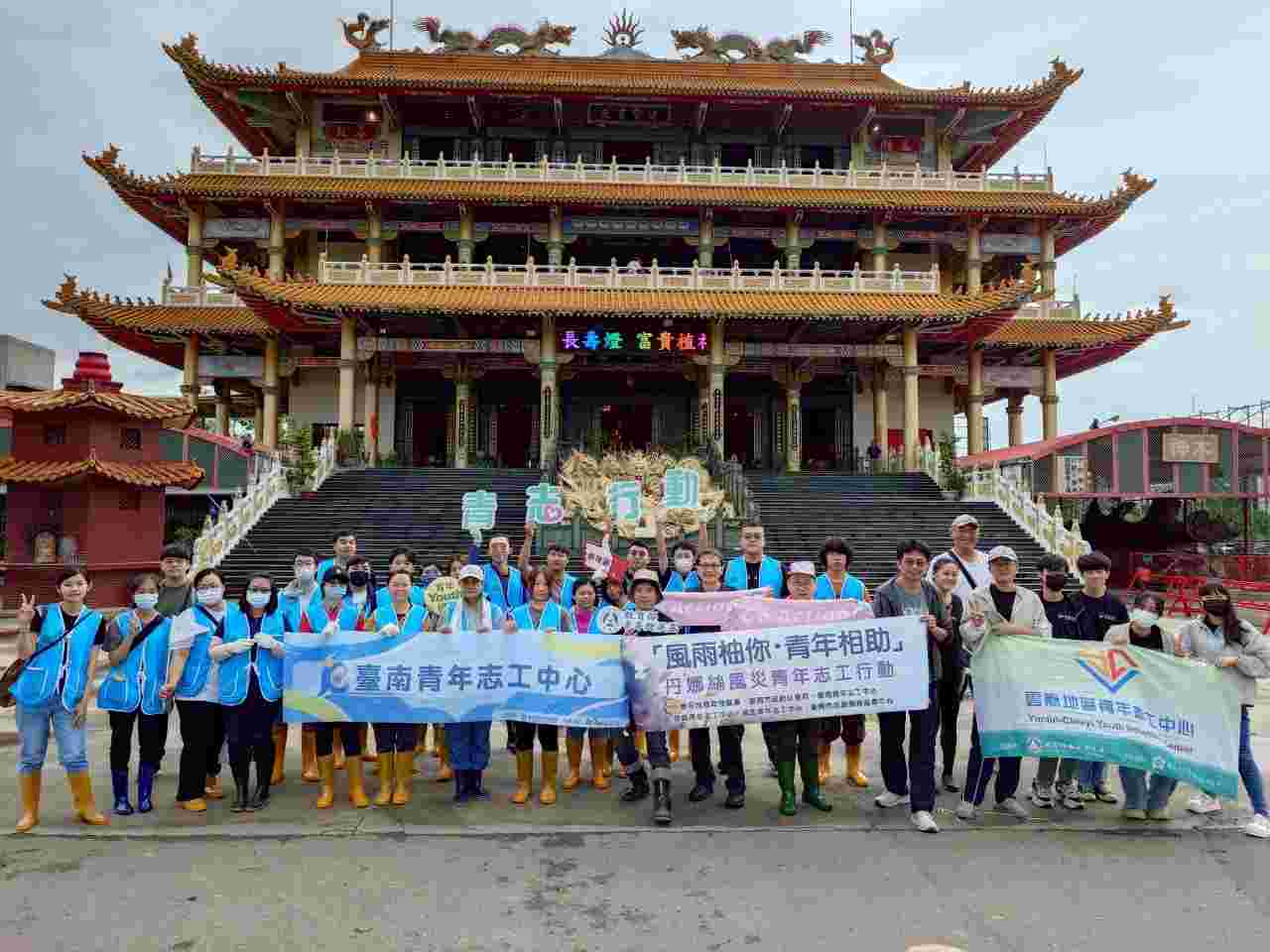 崑山科大承接臺南青年志工中心 捲袖助麻豆柚農救災守家園