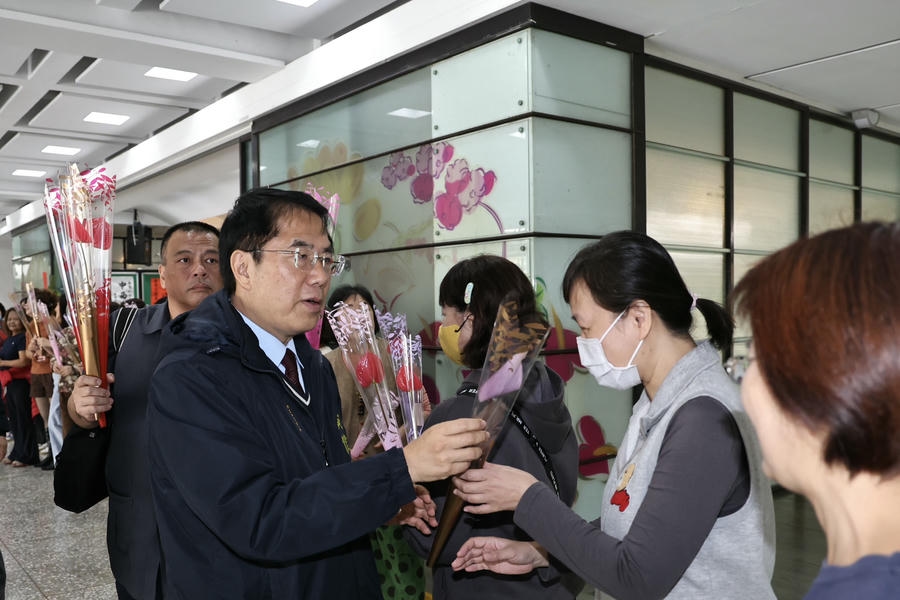 2026婦女節將至黃偉哲贈送火鶴花祝福全市婦女健康快樂