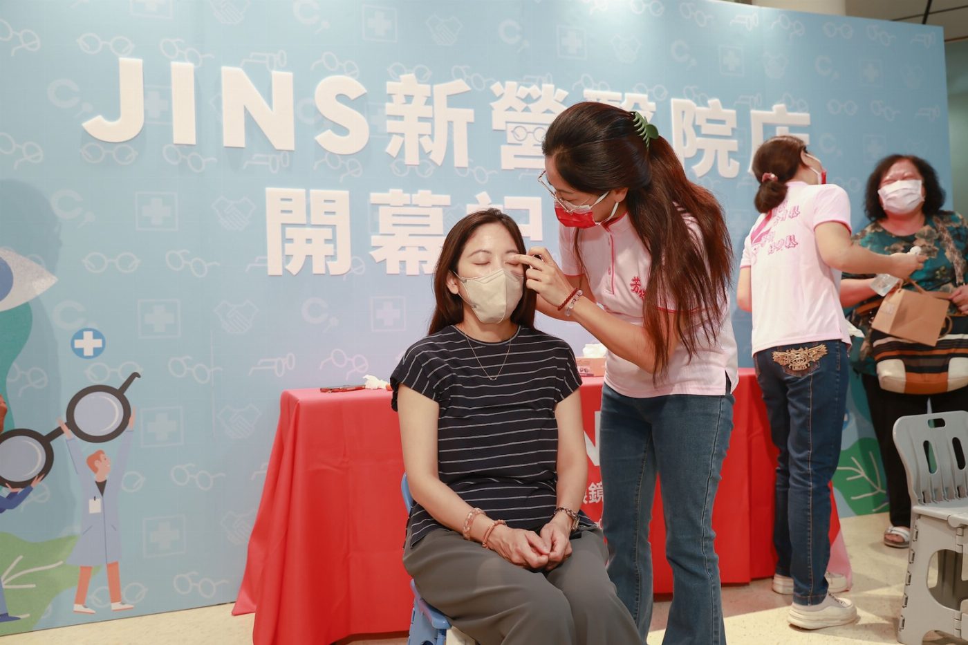 首間日系品牌進駐衛福部醫院！JINS響應政院計劃 視光專業獲肯定 JINS攜新營醫院打造「社區視力防線」 單月轉介10名高風險視力個案