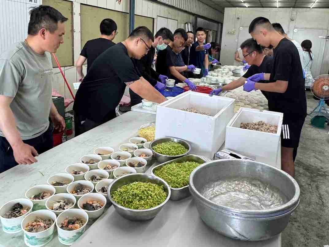 丹娜絲颱風重創台南！學甲慈濟宮5天萬份愛心便當、在地企業海天水產公司接棒送暖