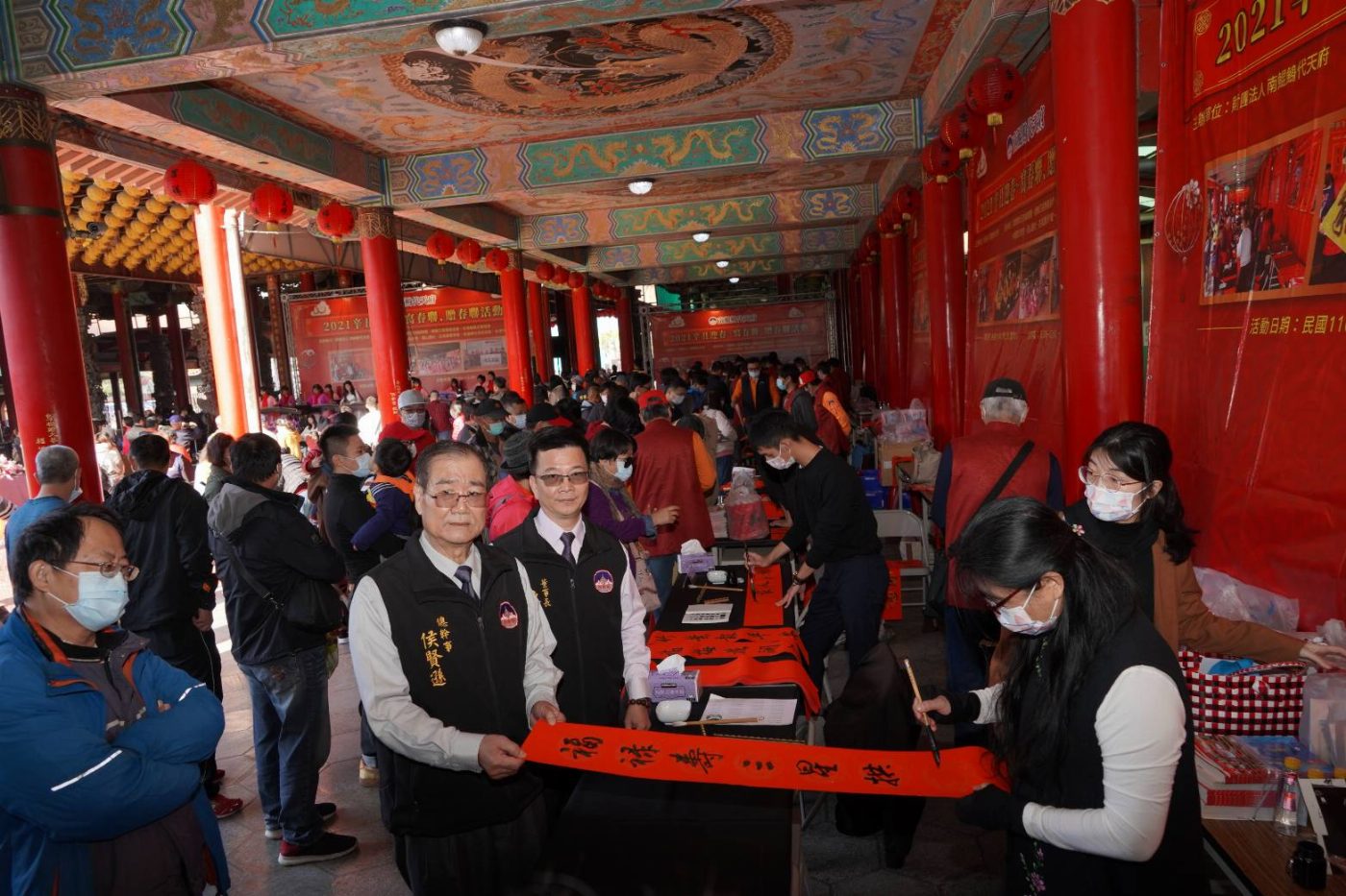 台灣王爺總廟南鯤鯓代天府新春寫春聯贈春聯活動場面熱烈上千人索取