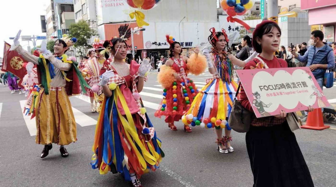 2025府城摩登大遊行12月6日熱鬧上演  彩妝熱舞派對美食歡慶林百貨94周年  人潮嗨翻府城銀座商圈