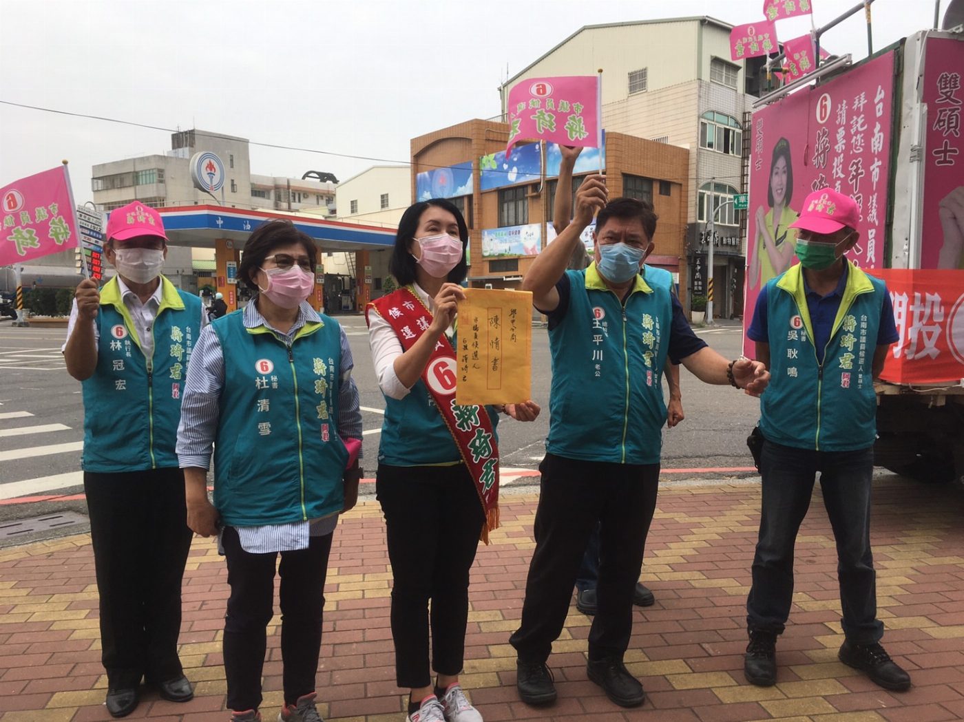 台南市議員候選人蔣琦君到學甲分局快閃抗議為民請願發聲
