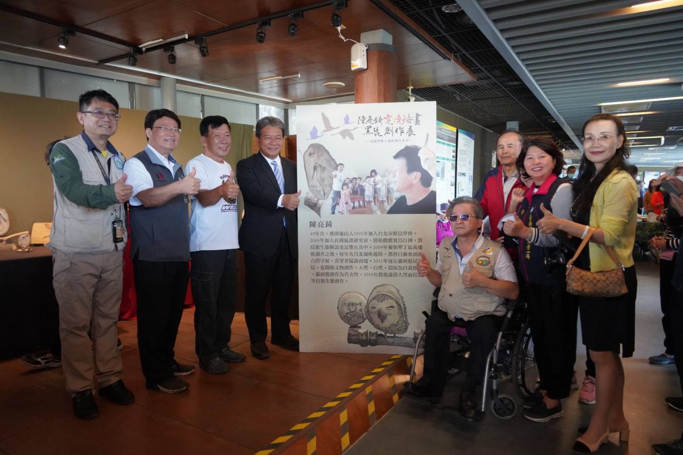 台南市議會議長郭信良及市議員陳昆和肯定陳亮錡電燒烙畫黑面琵鷺創作展
