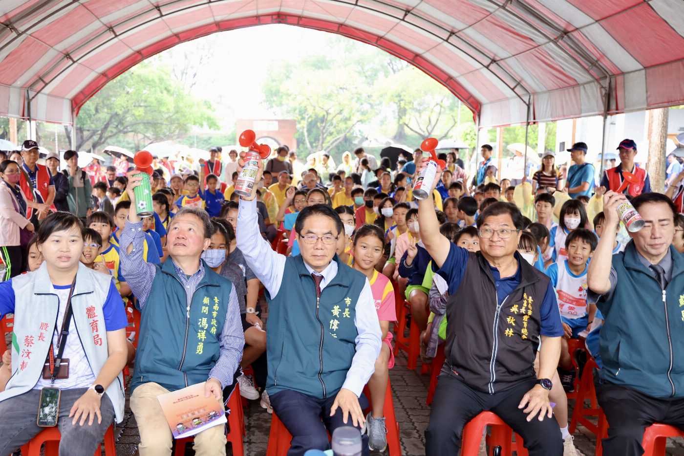 南市馬拉松接力班際賽熱力開跑　逾500名學子齊聚億載金城展現青春活力