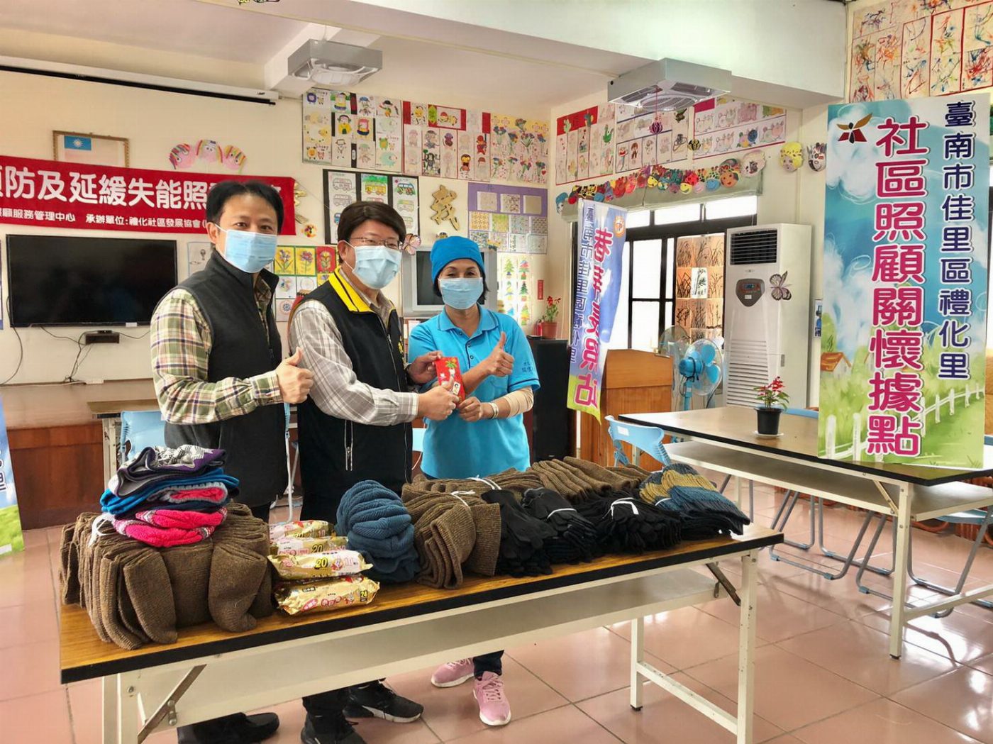 臺南市佳里區禮化社區穿襪保暖有創意  輪椅踏板保護腳部也穿上襪子