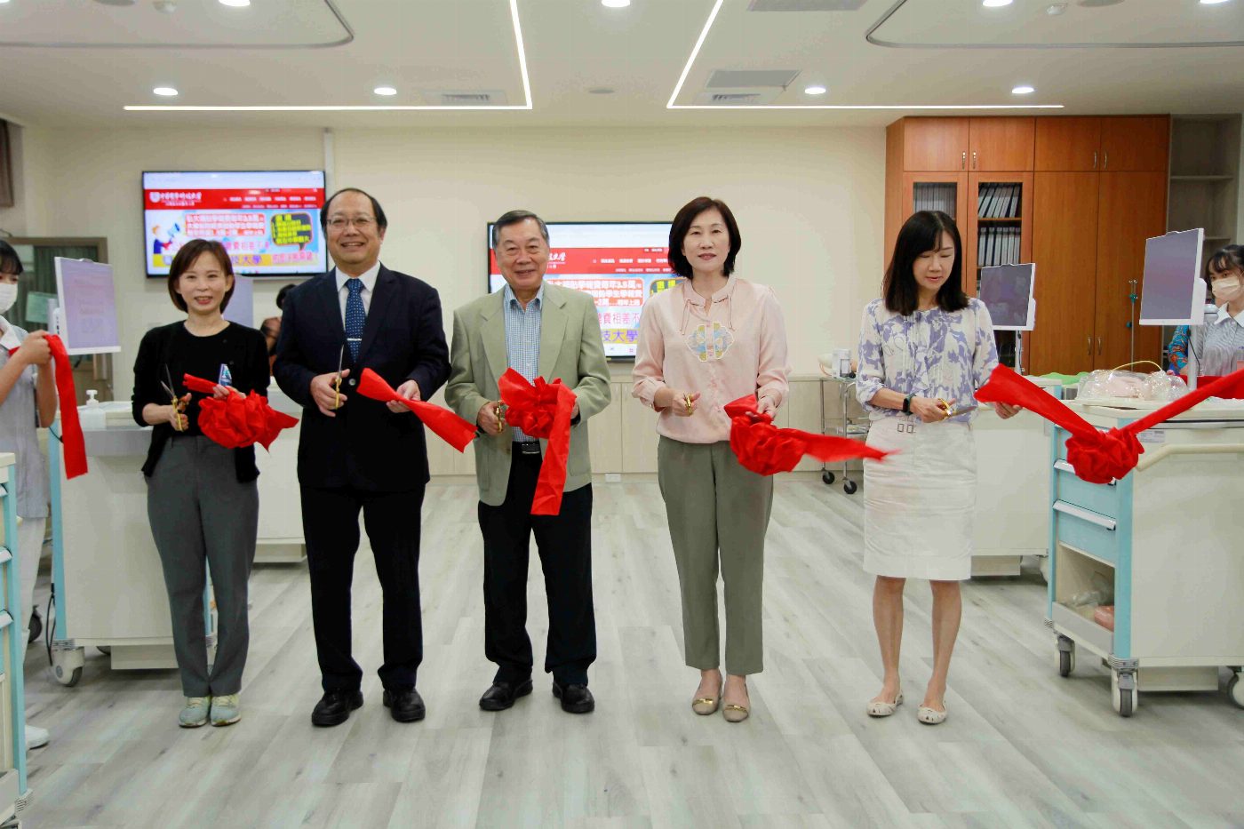 中華醫事科大護理系「入厝」啟用創新基本護理學實驗室及現代化手術實驗室  孫逸民校長期勉善用新穎設備培育高素質的護理專業人才