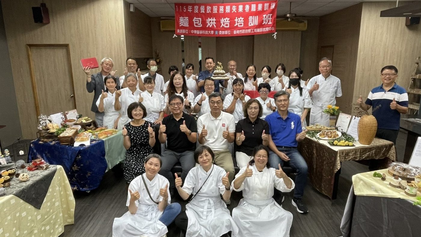 中華醫大「麵包烘焙培訓班」結業 學員用作品展現學習成果 製作中秋節禮盒義賣捐助經濟弱勢家庭學子餐券添溫馨