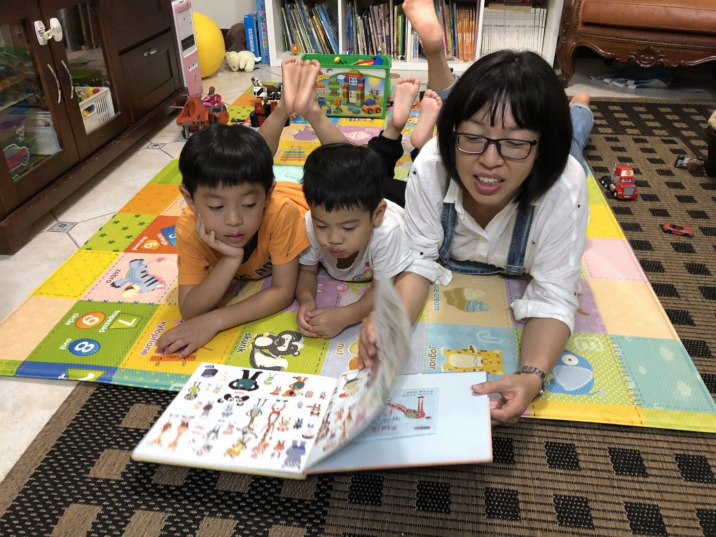 南市圖閱讀向下扎根 親子寢前閱讀贈禮袋