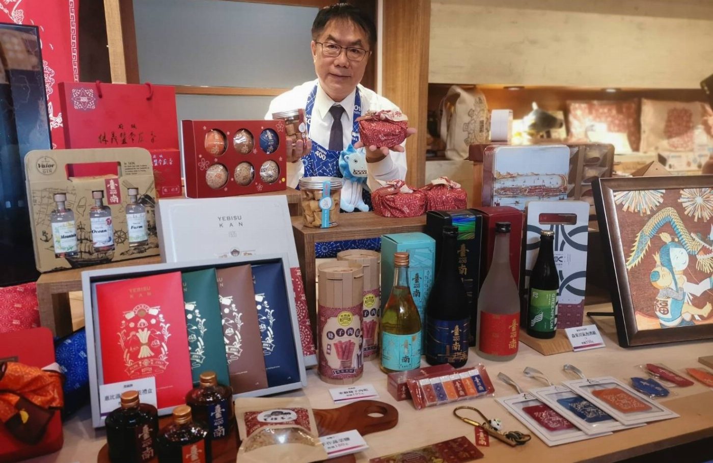 臺南400限定店百餘種授權商品在愛國婦人館開賣 臺南市長黃偉哲7月8日擔任一日店長行銷