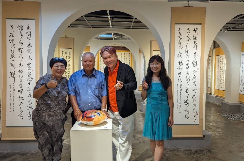吳政忠與吳日勤藝術家於5月18至26日假吳園藝文中心公會堂展覽室舉辦「溯源與感恩 政勤書法雕塑展」