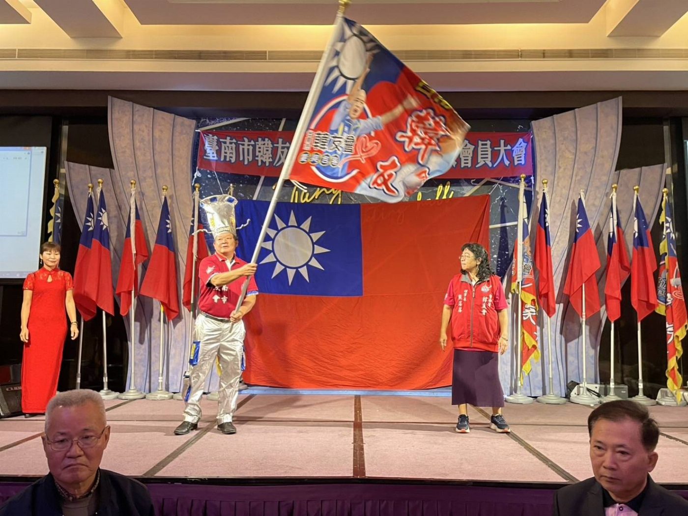 臺南市韓友會理事長夫妻檔挑大師交棒挑大娘